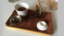 Installation thé Manual Tea Maker et plateau, tapis, passoir, pince,